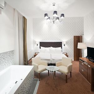 King Suite Spa Bath